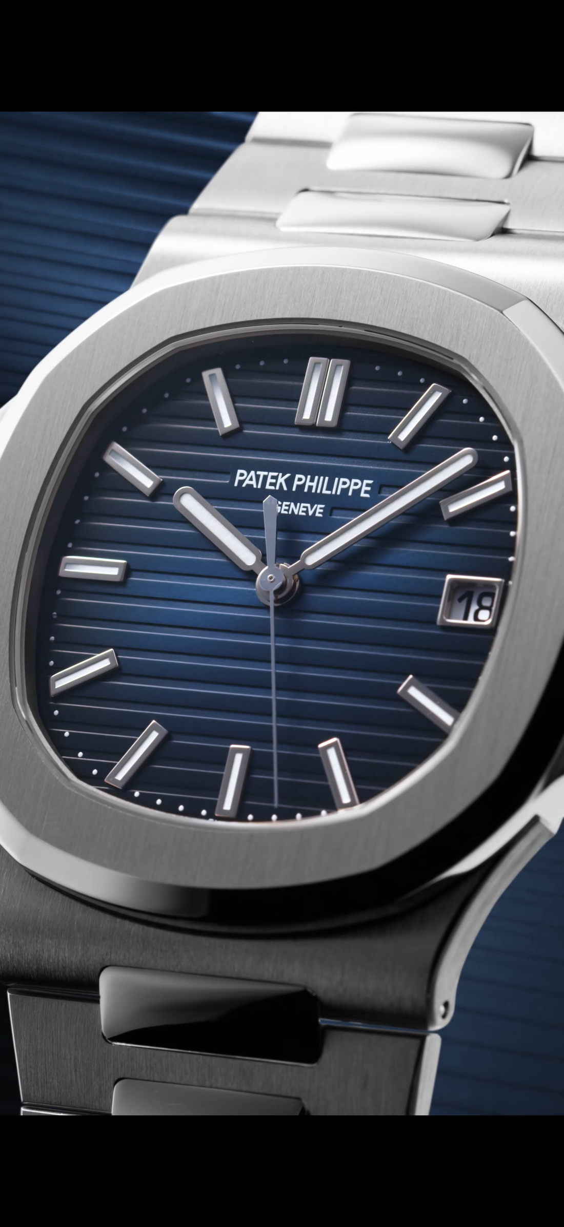 Nautilus 5811/1G-001 White gold bracelet and Blue Sunburst Dial